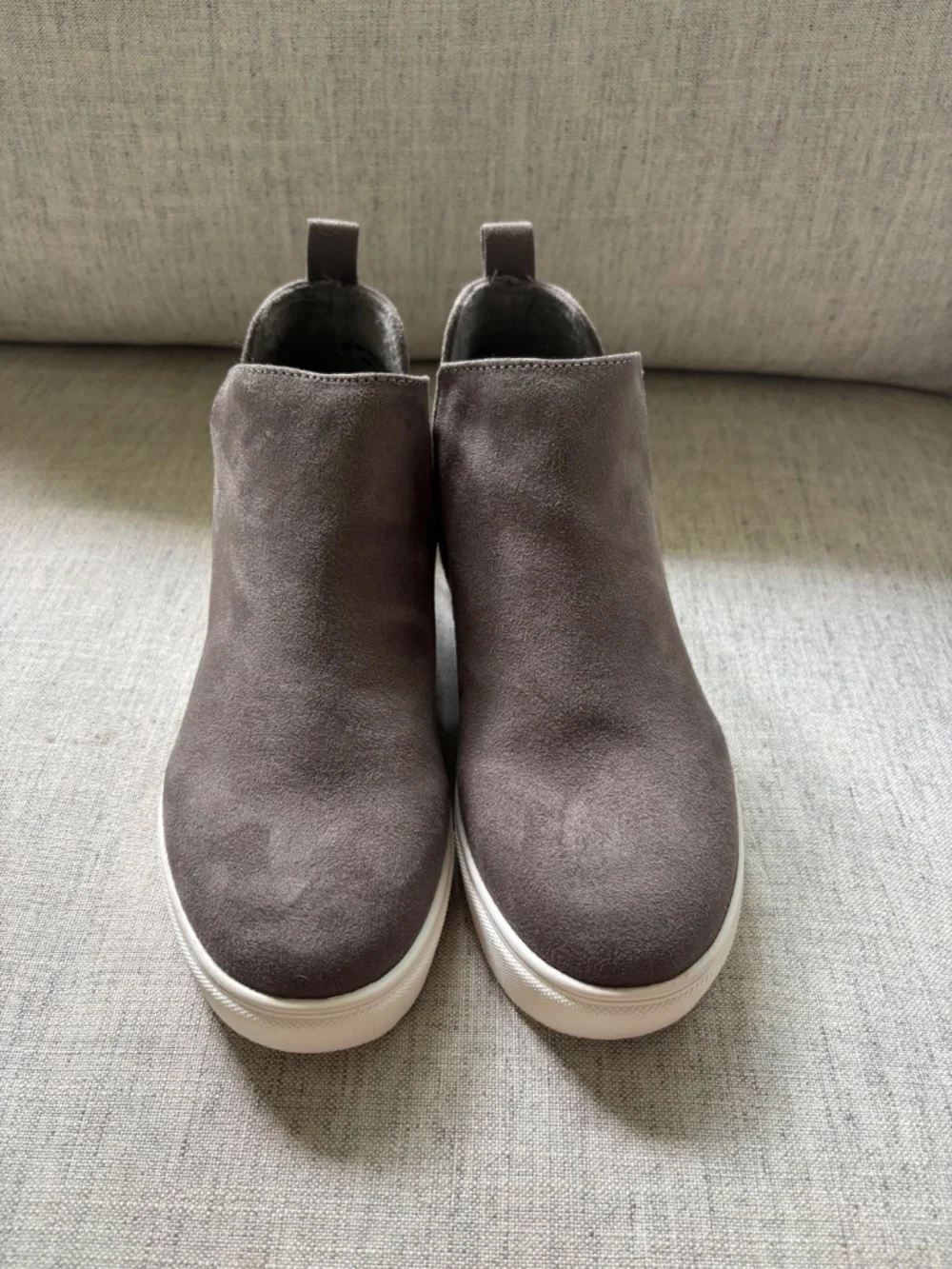 SODA Bootie, Womans platform shoe, gret, size 5.5, like new